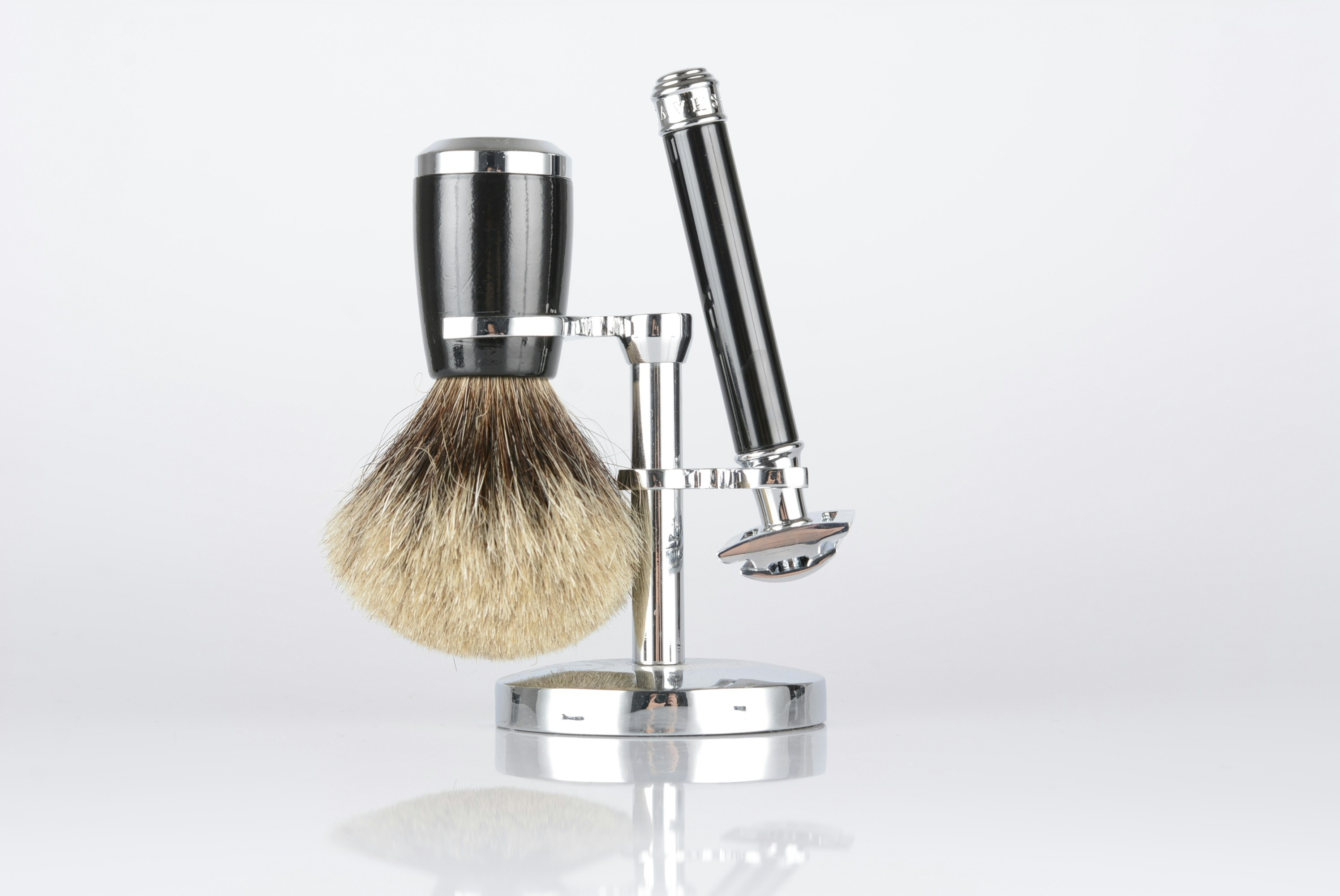 2-piece shaver set with beige wall