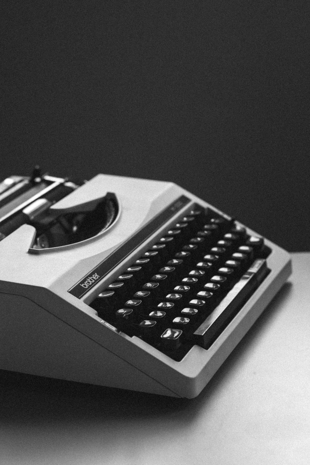 Photographie en gros plan de machine à écrire blanche et noire