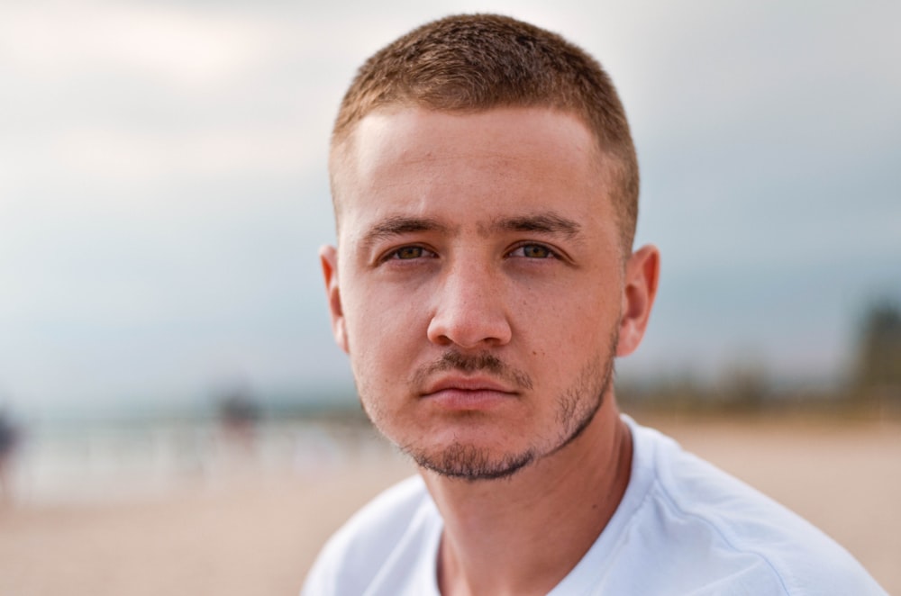 men's white top close-up photography