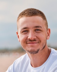 man wearing white crew-neck shirt outdoor selective focus photography