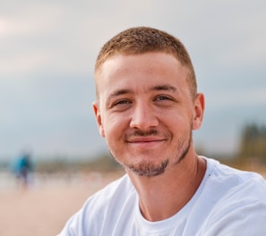 man wearing white crew-neck shirt outdoor selective focus photography