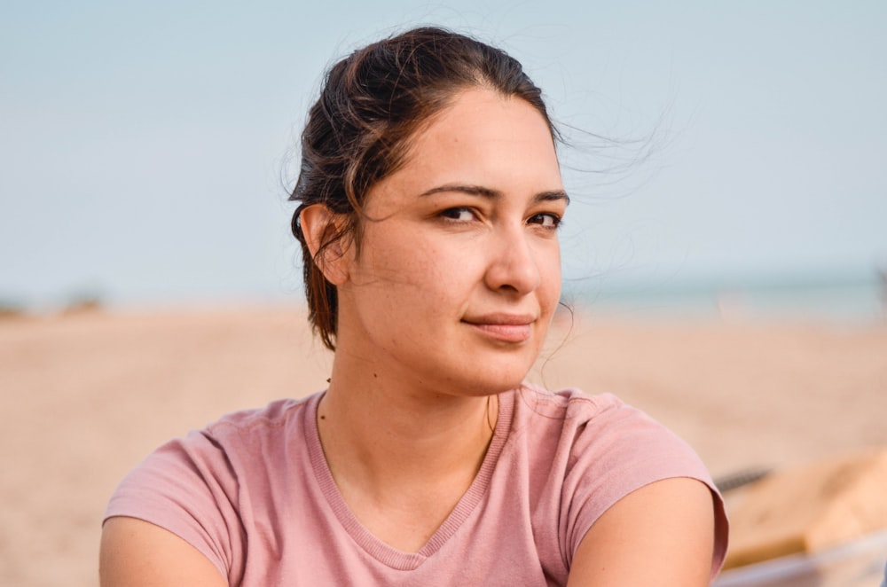 Rosafarbenes Damen-T-Shirt mit V-Ausschnitt