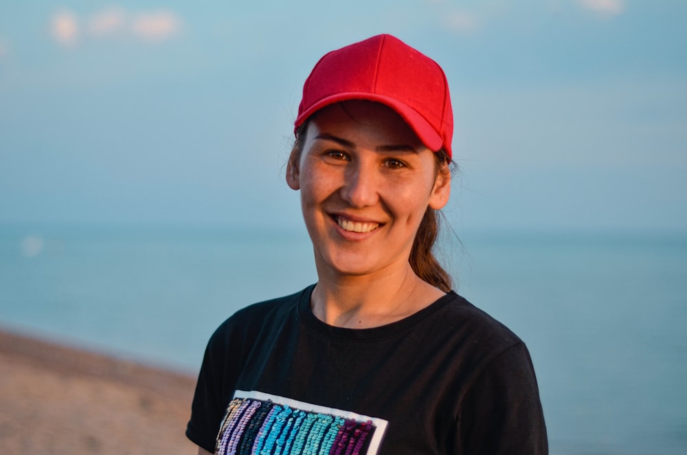 gorra ajustada roja para mujer fotografía de primer plano