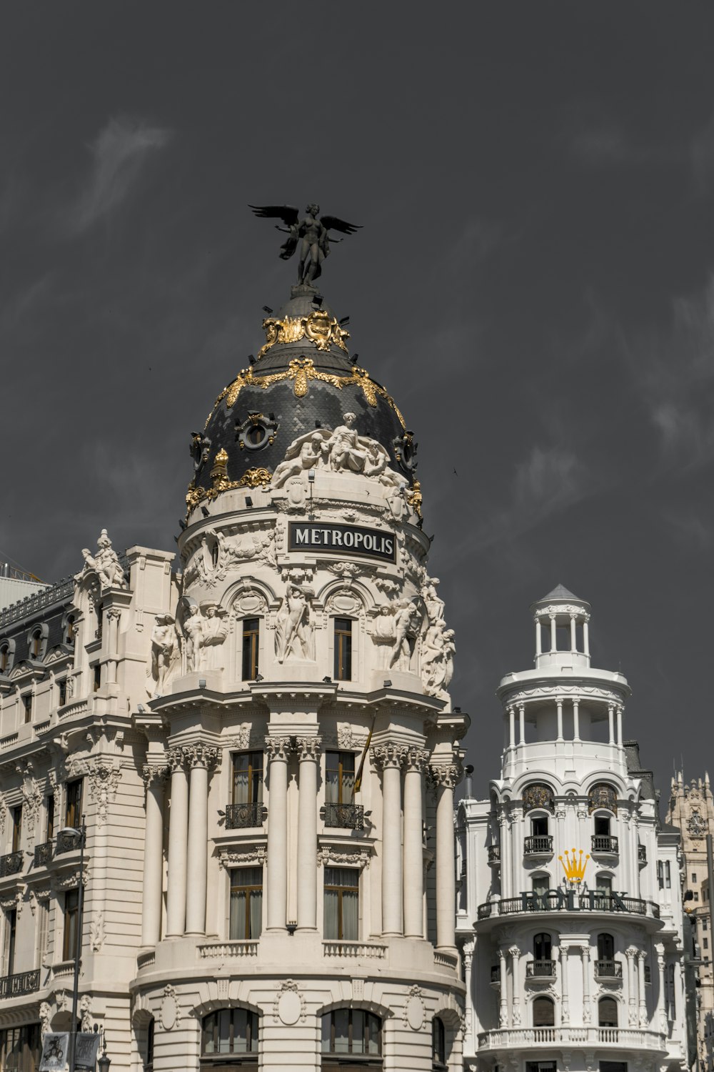 edifício de concreto branco e preto