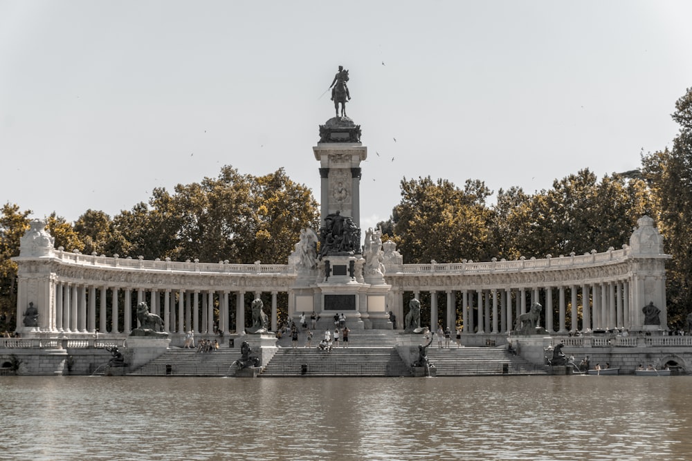 Schwarze Statue in der Nähe von Wasser während des Tages