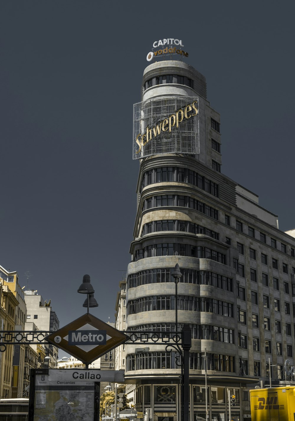 Edificio de hormigón gris