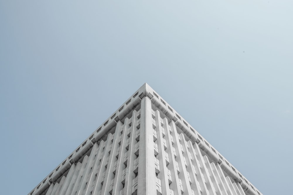 fotografia de close-up de edifício de concreto branco