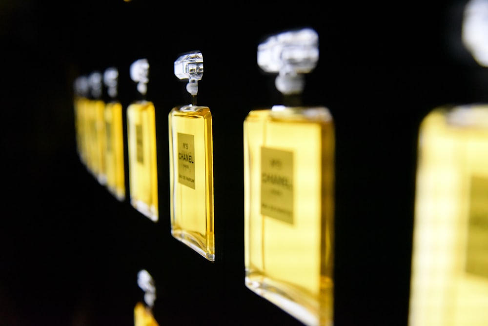 Botellas de vidrio amarillas