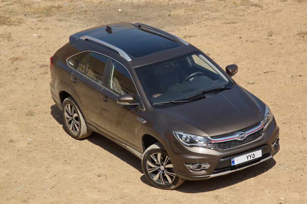 brown SUV outdoor during daytime