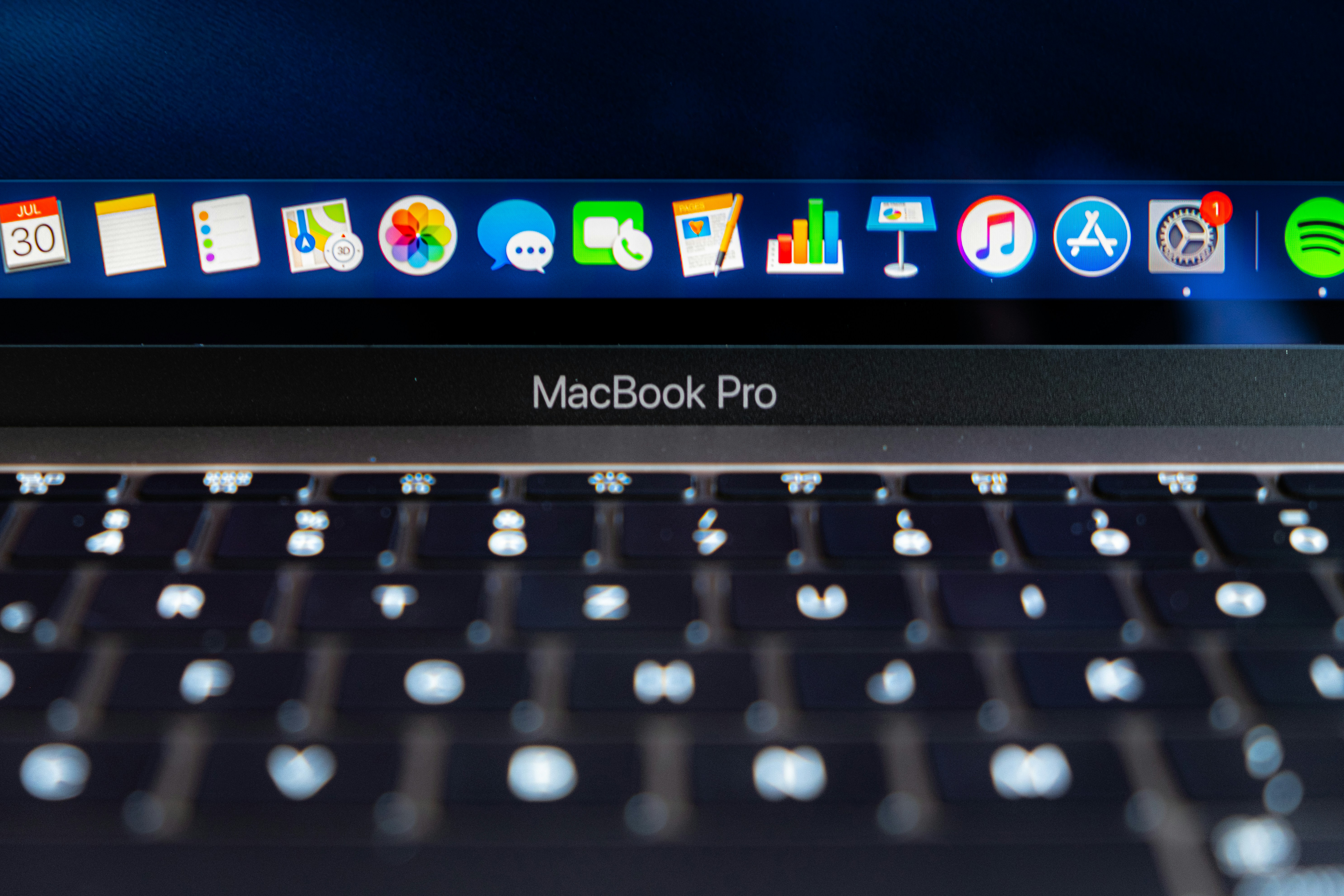 black and grey Macbook Pro close-up photography