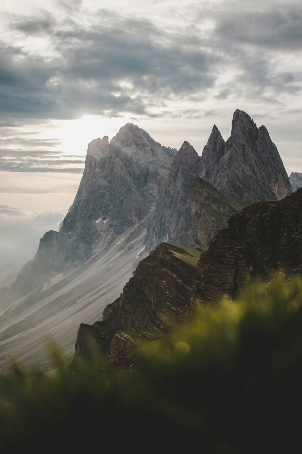 Montagne grise pendant la journée