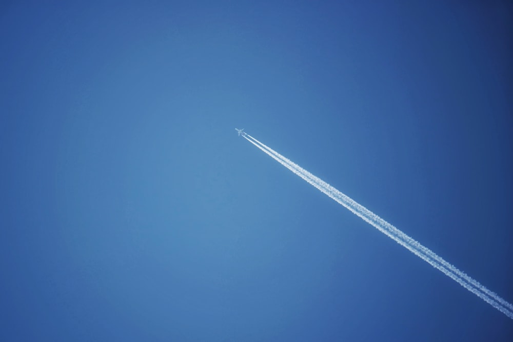 avión a reacción en el cielo durante el día