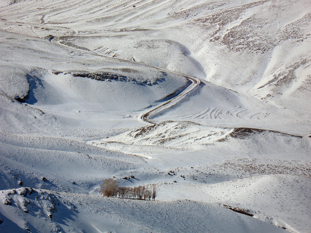 تصاویر جاده برفی قم به تفرش - بخش واقع شده در استان قم - مناظر و چشم اندازهای طبیعی (طبیعت) ایران - طبیعت برفی و زمستانی ایران