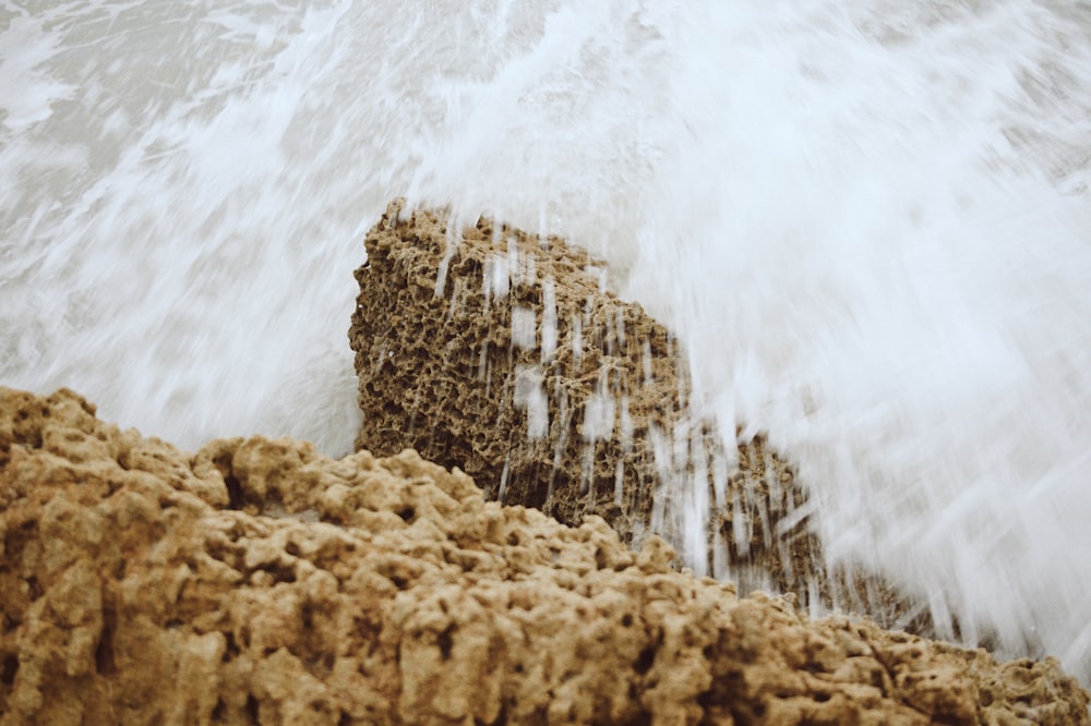 una roca con agua saliendo de ella