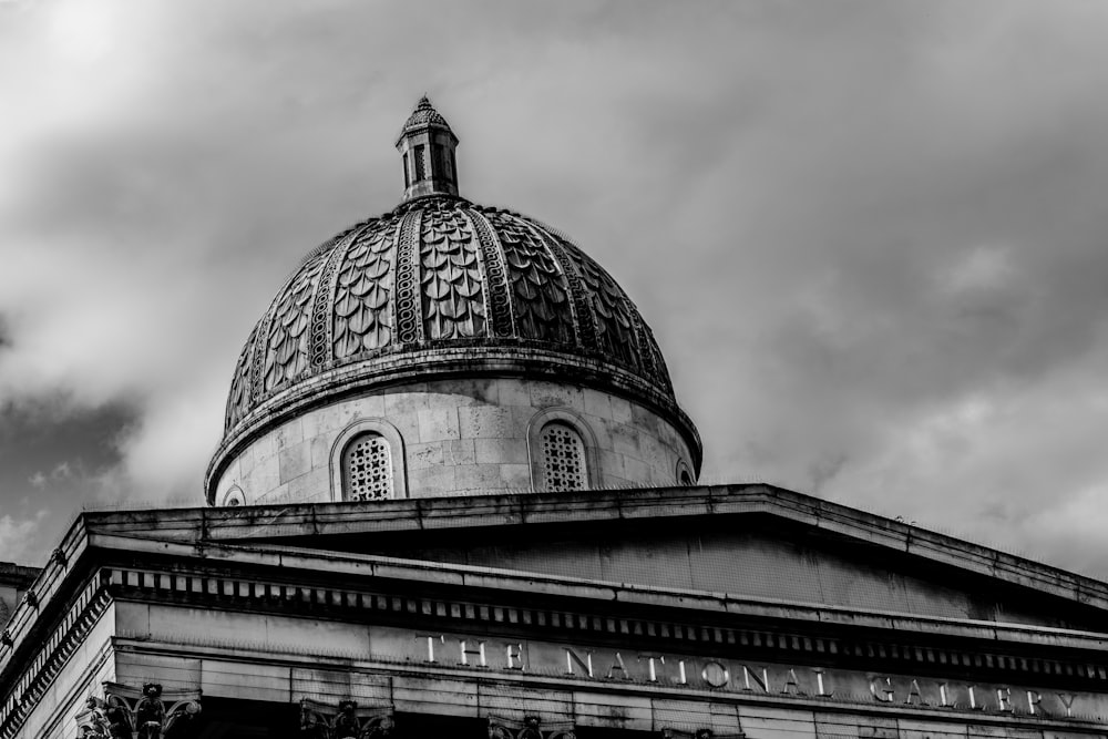 Fotografía en escala de grises de un edificio de hormigón