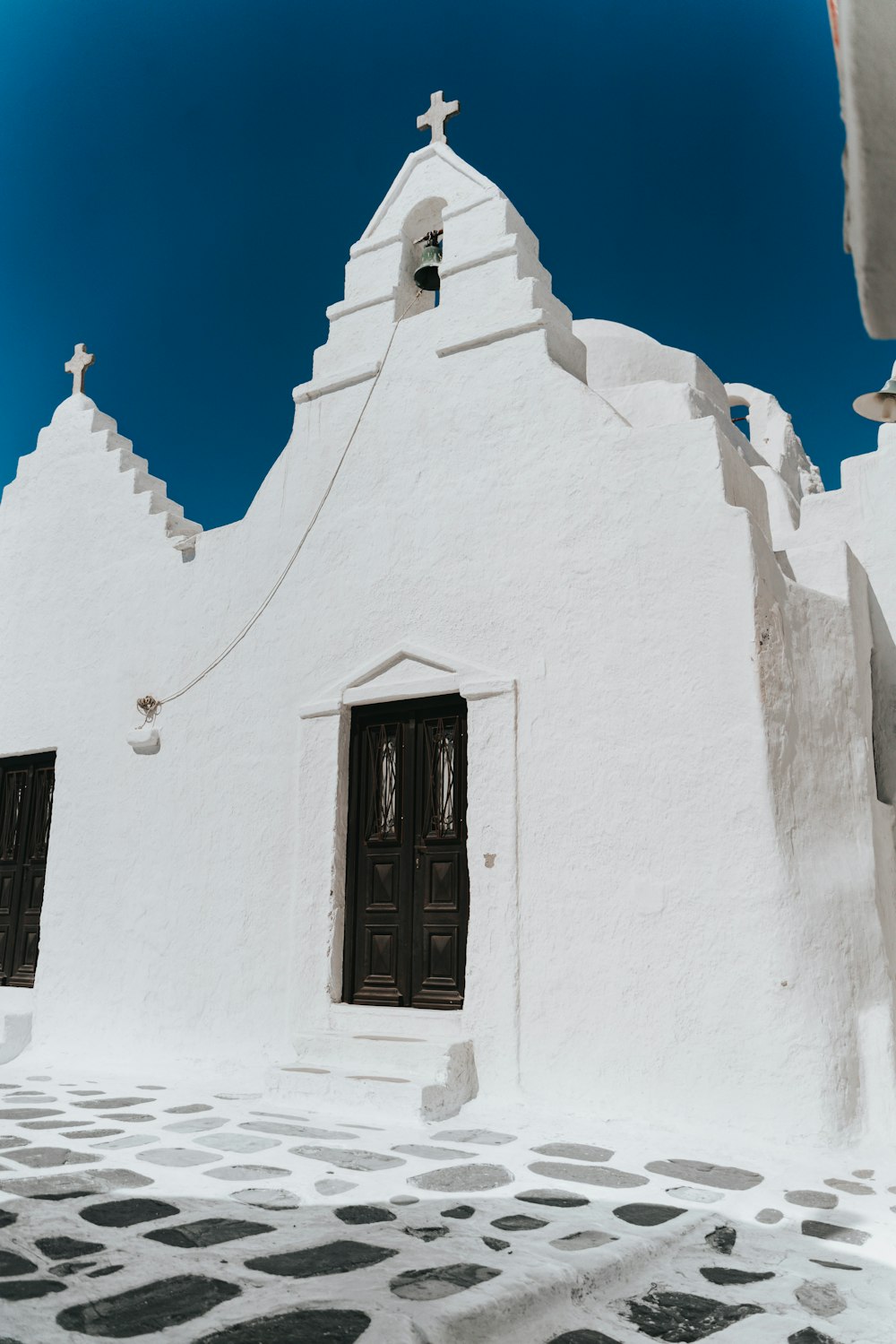 Chapelle en béton blanc le jour