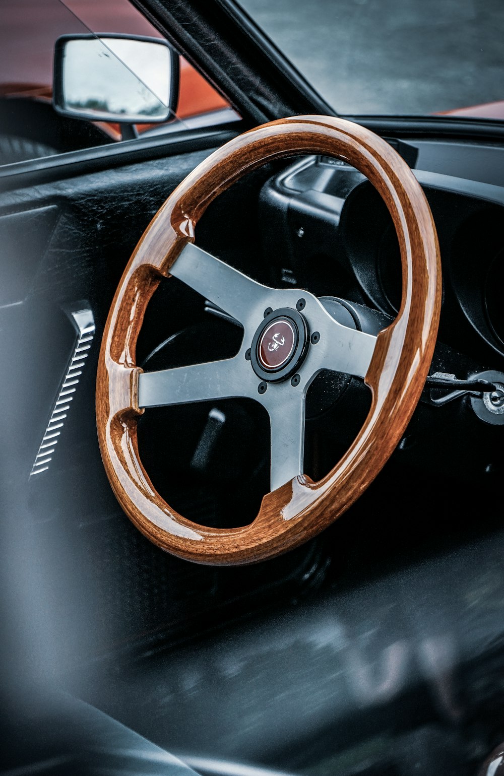brown vehicle steering wheel close-up photography
