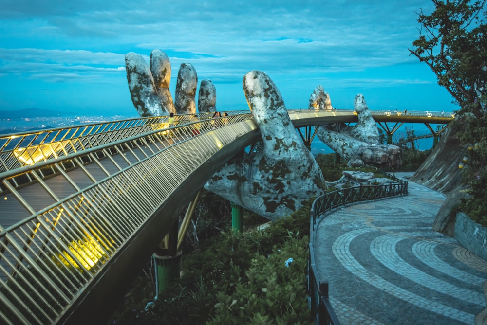 Puente de hormigón gris durante la noche