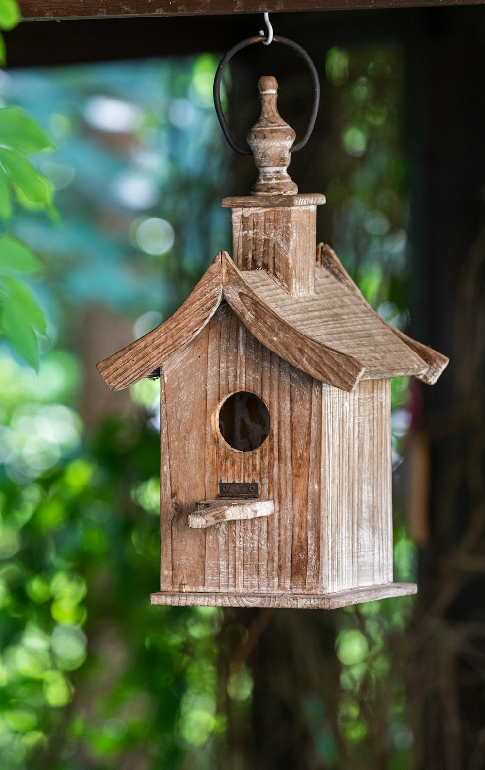 casa de pássaros de madeira marrom
