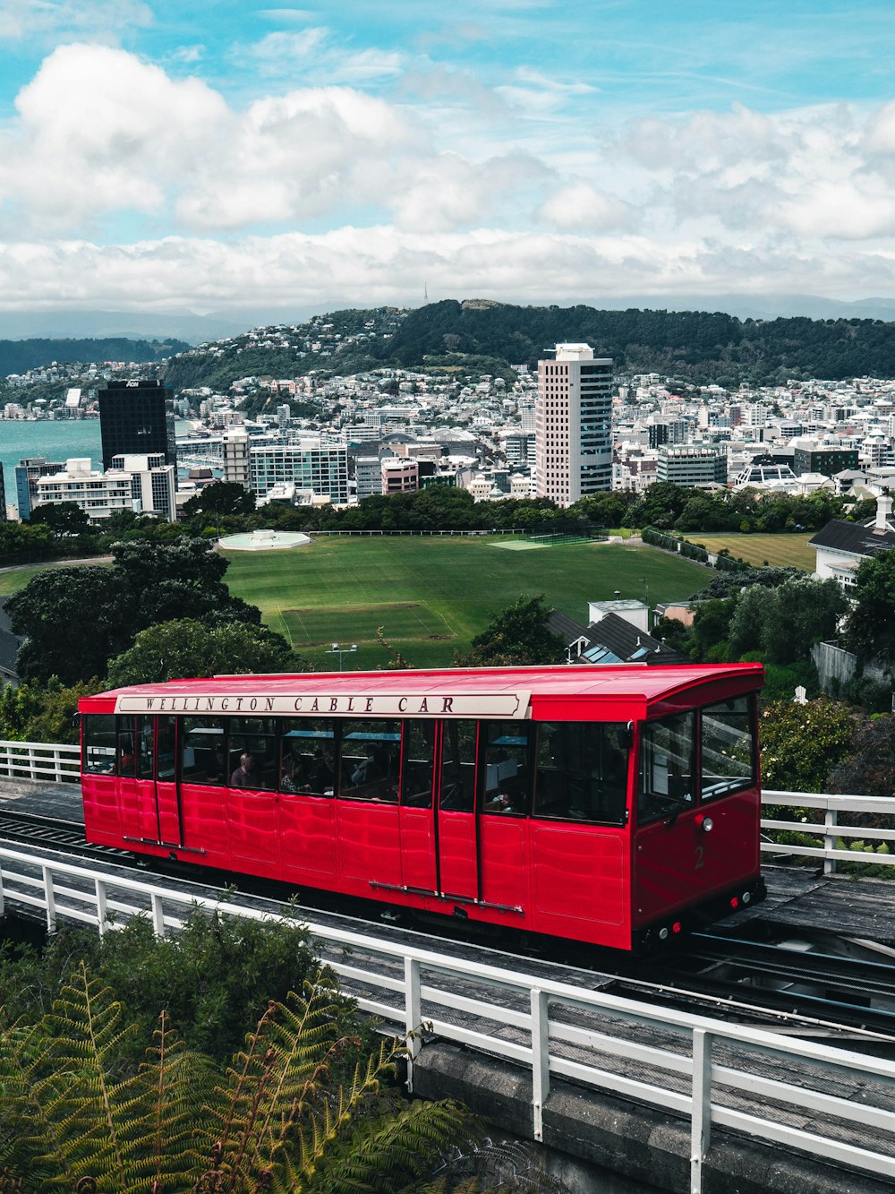 昼間の建物付近の赤と黒の列車