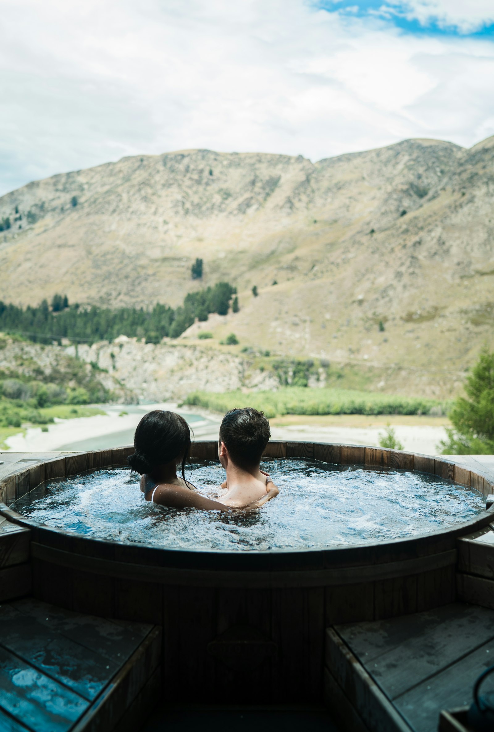 Sony a7S II + Sony Distagon T* FE 35mm F1.4 ZA sample photo. Couple in hot tub photography