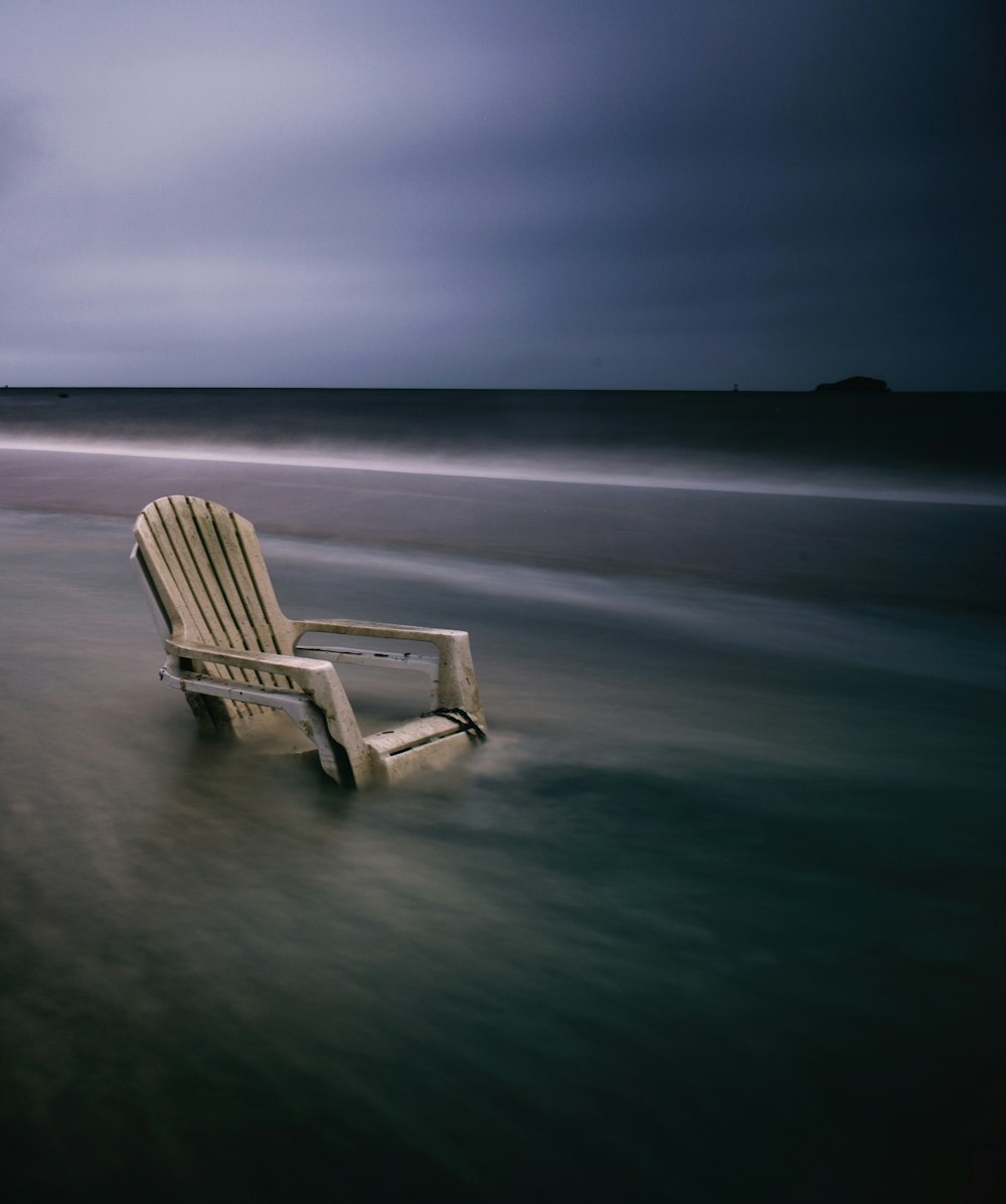 brauner Adirondack-Stuhl aus Holz