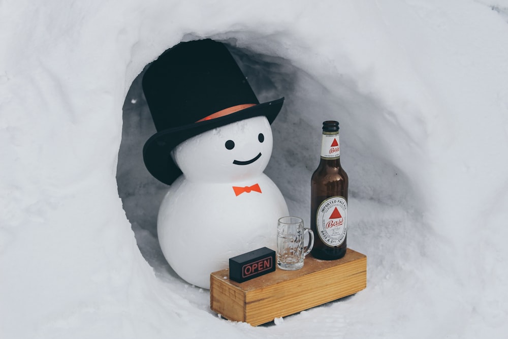 boneco de neve ao lado da garrafa