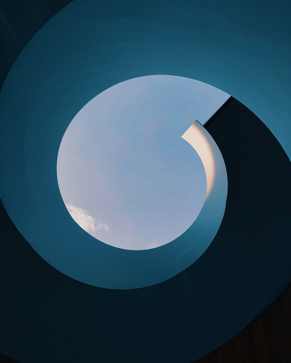 une vue du ciel à travers une fenêtre circulaire
