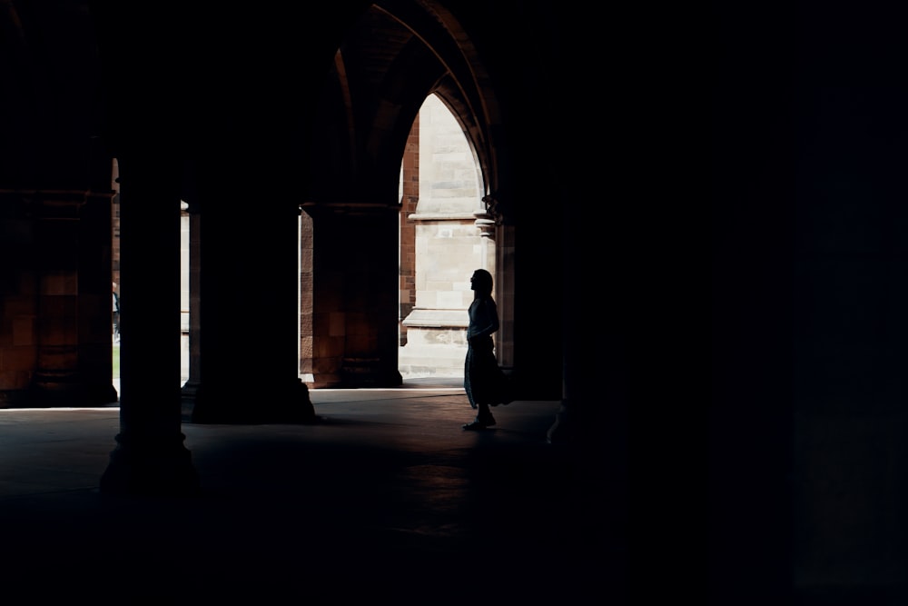 Fotografia della silhouette della persona all'interno dell'edificio