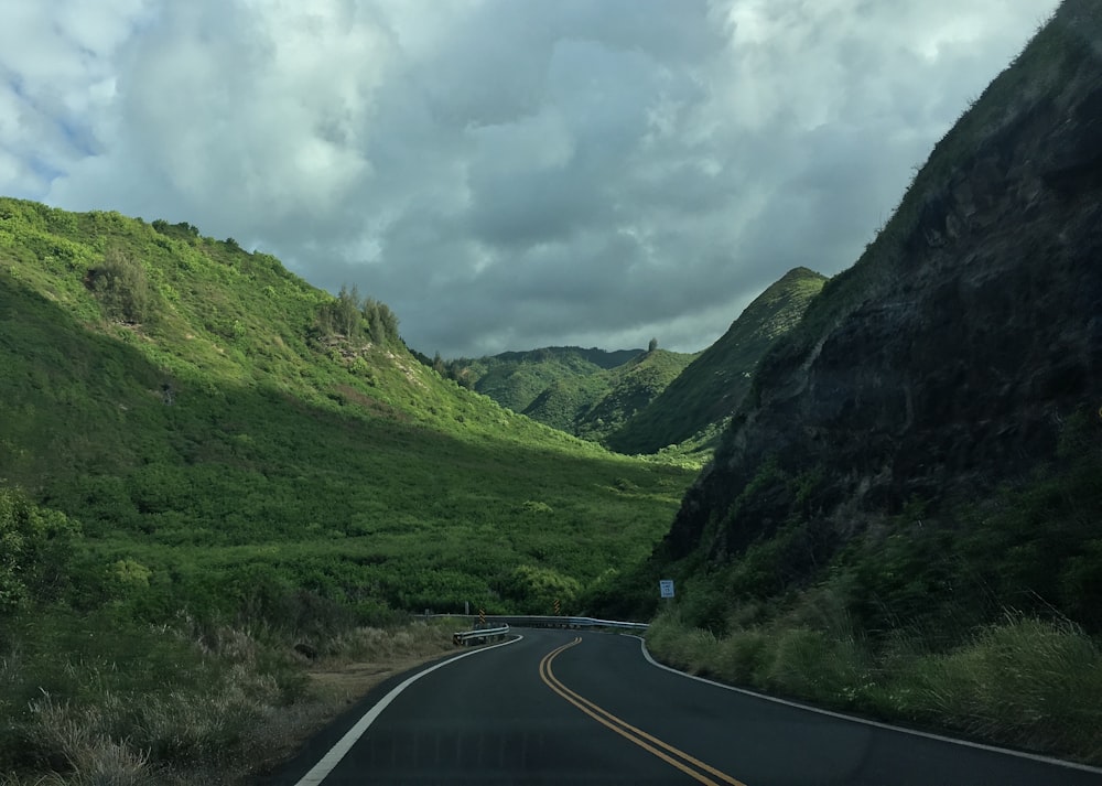 山に向かう灰色のアスファルト道路の風景写真