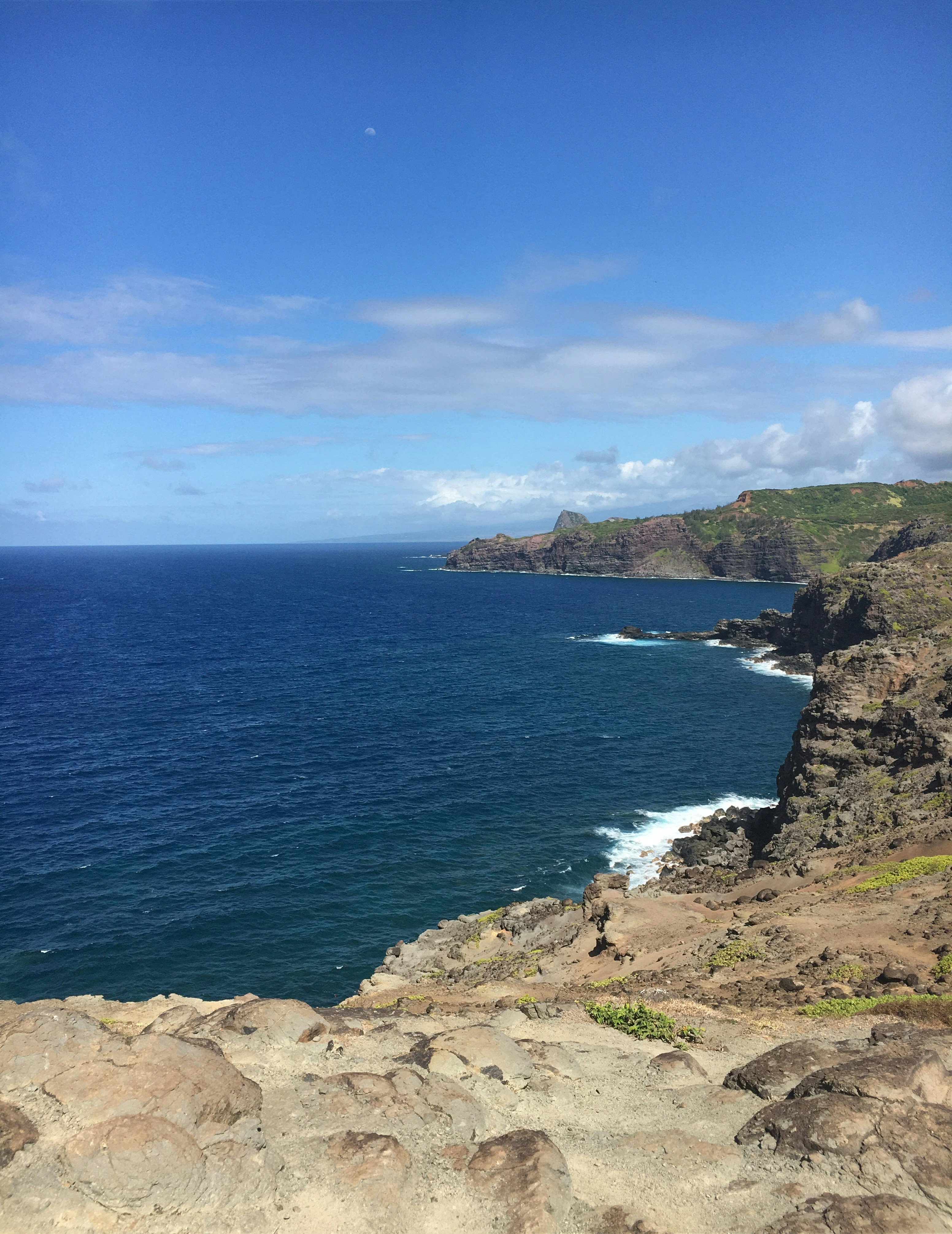brown rock cliff beside ocean