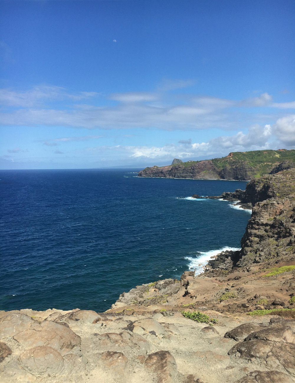 brown rock cliff beside ocean