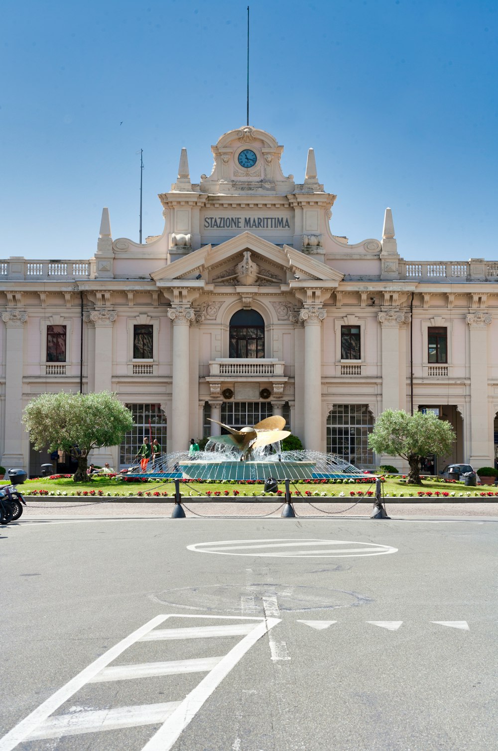 Edificio de hormigón blanco y beige