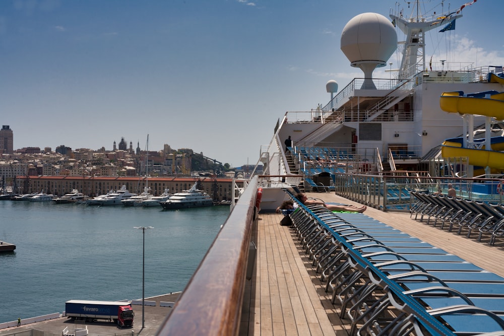 Das Deck eines Kreuzfahrtschiffes mit Blick auf einen Hafen