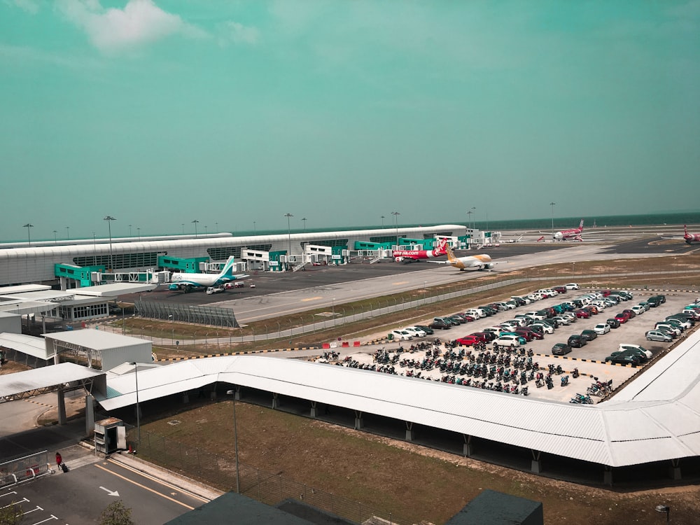 fotografia aérea do espaço de estacionamento