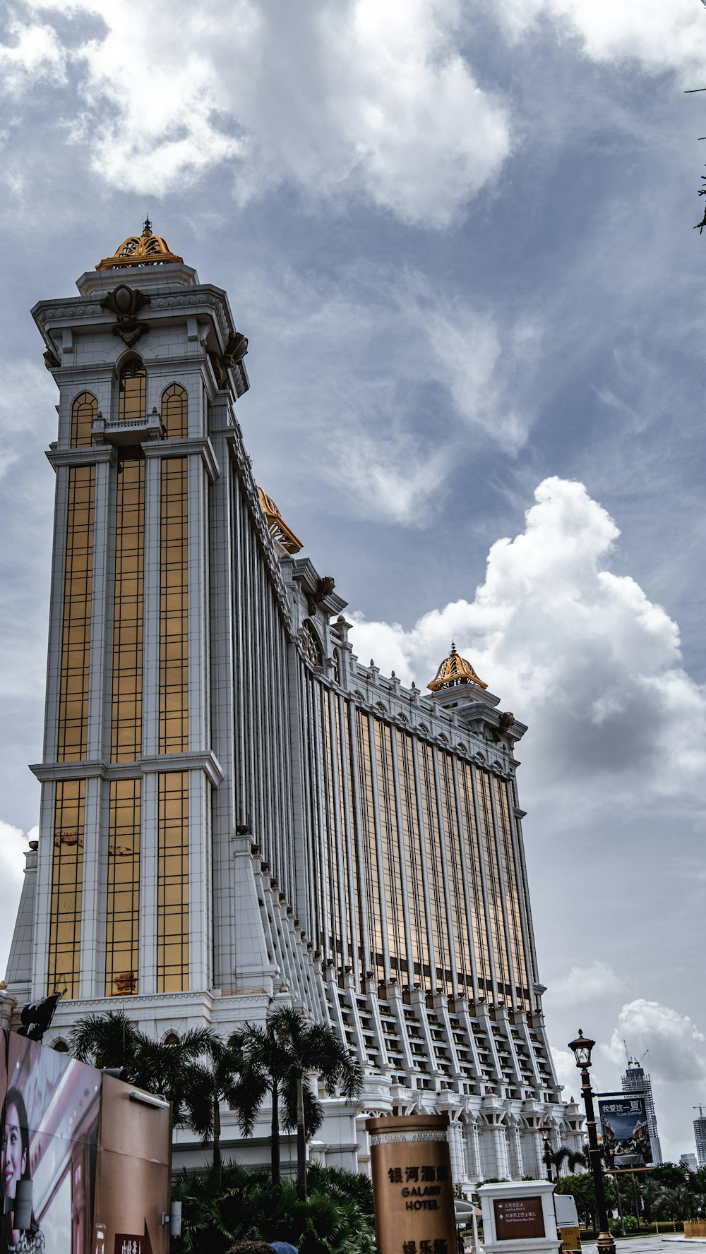 Edificios de hormigón blanco y marrón durante el día