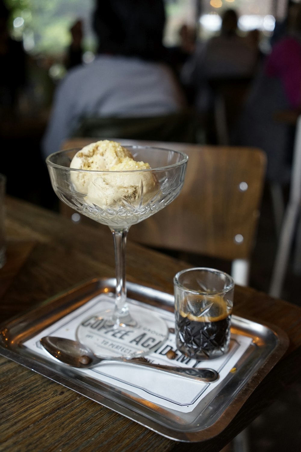 helado al lado de la cuchara de acero inoxidable