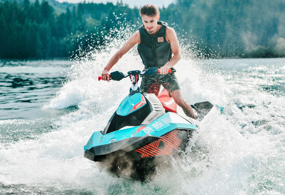 Fotografía de un hombre montando una moto acuática durante el día