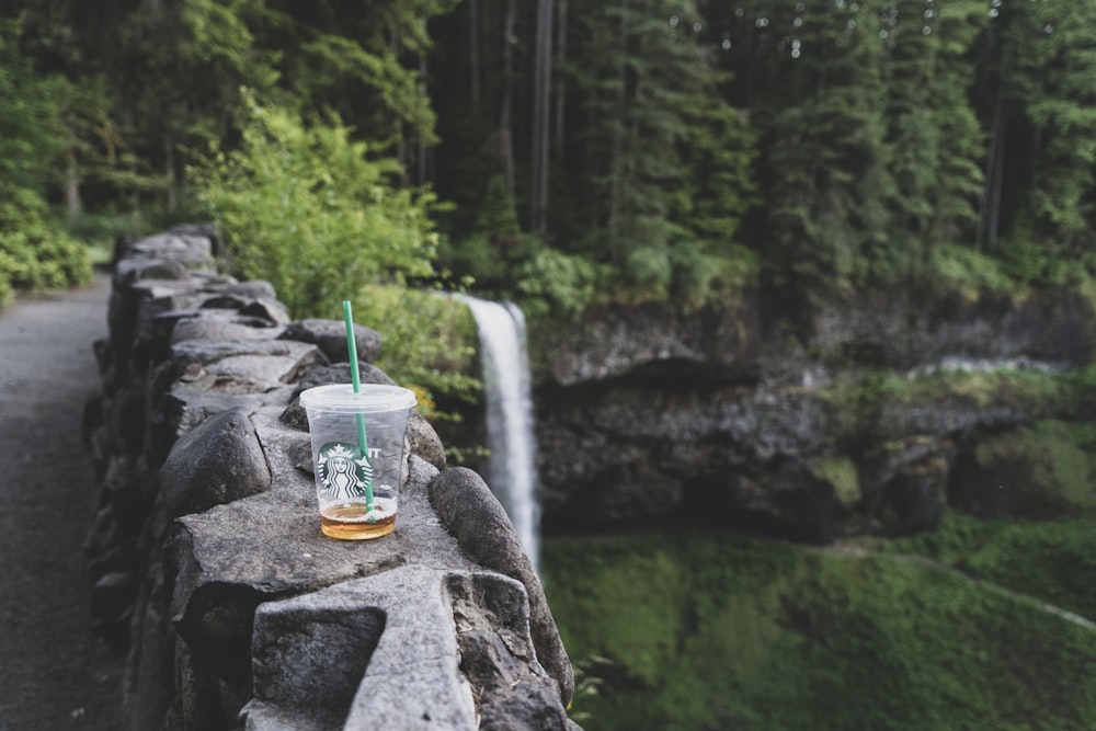 weißer Starbucks-Becher