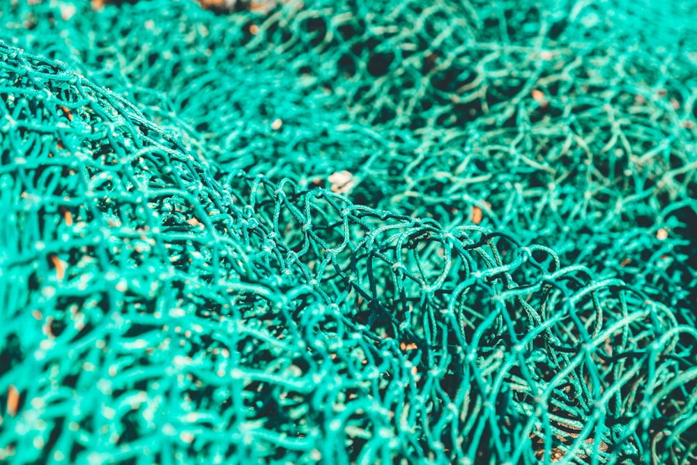 Un primo piano di un mucchio di reti da pesca verdi