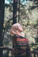Cozy fall look with large jeans and a warm, earth-toned sweater, complemented by a comfortable hijab.