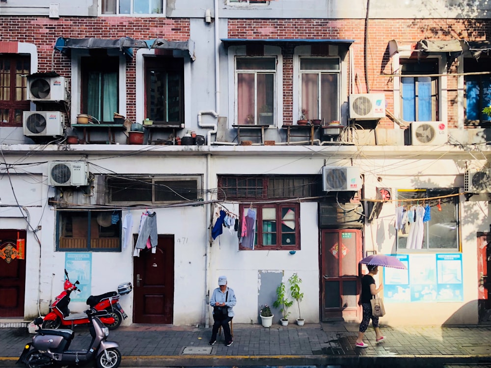 Homem e mulher caminhando ao lado das casas