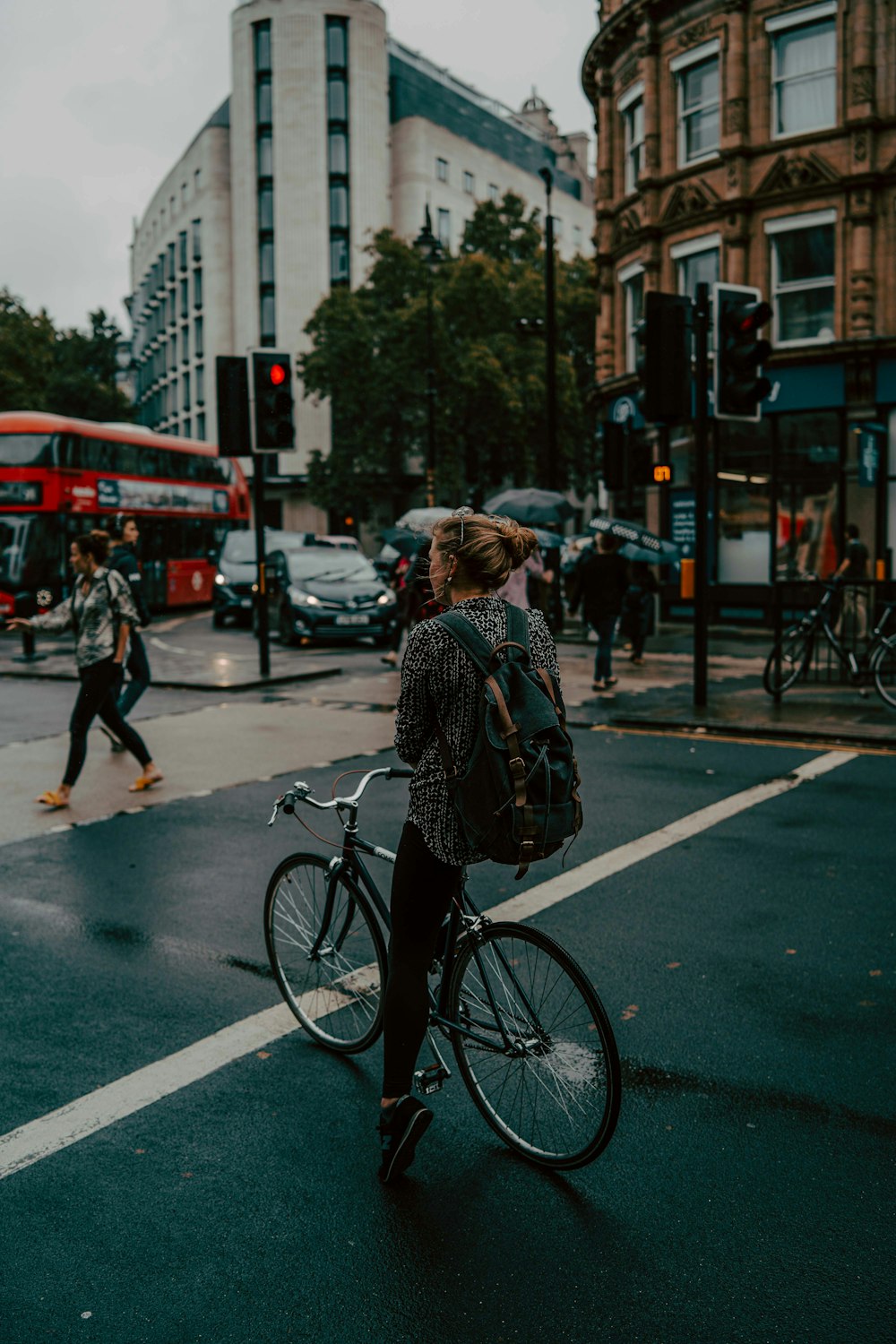 Mujer que lleva mochila montando en bicicleta