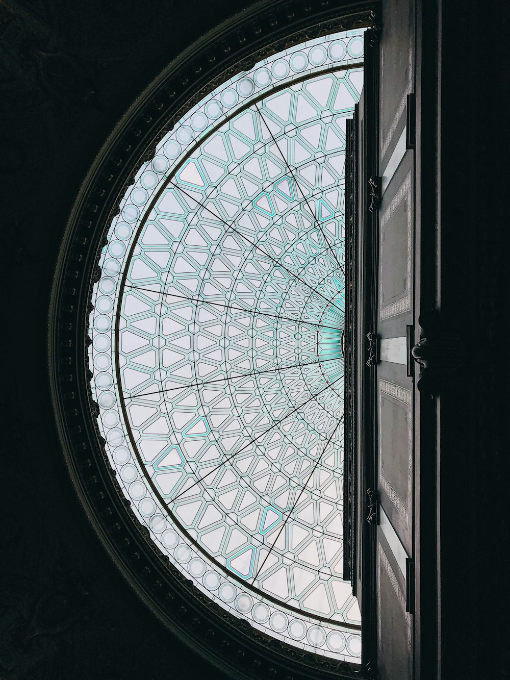 una ventana circular con una claraboya en el medio de ella