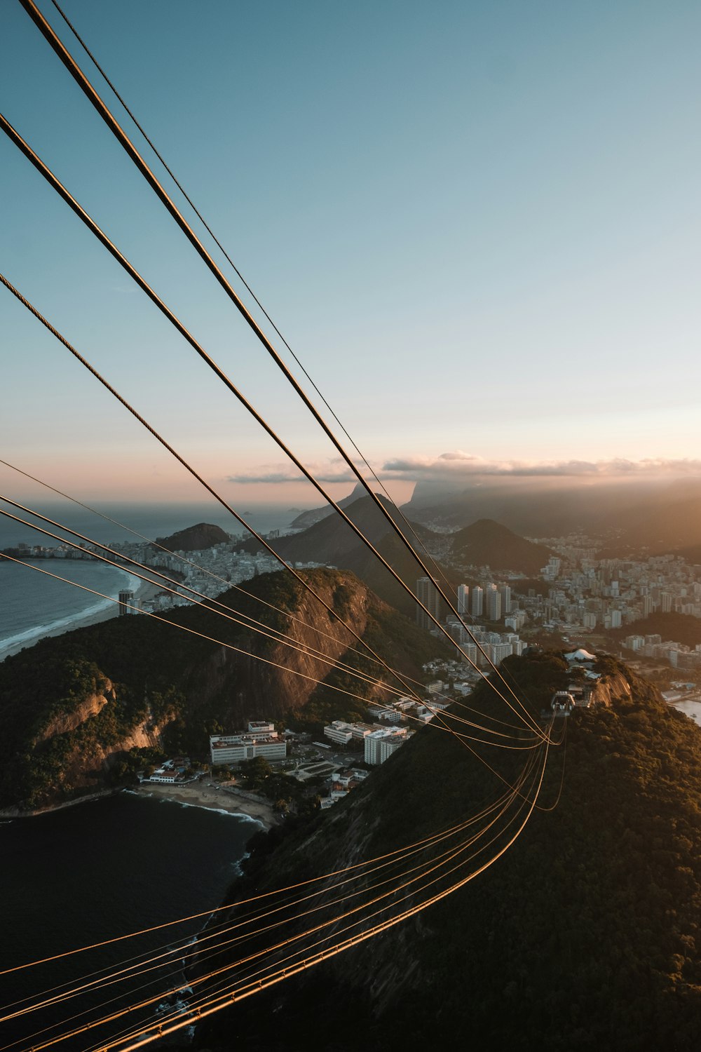 Vista de los cables que se conectan a las casas en la cima de las montañas