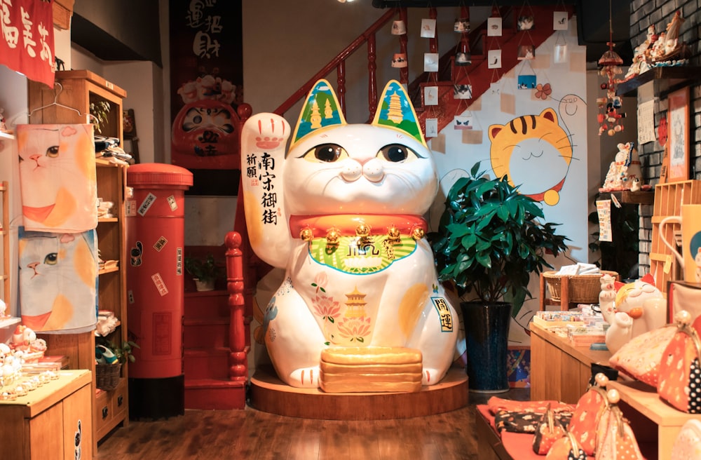 Maneki Neko figurine