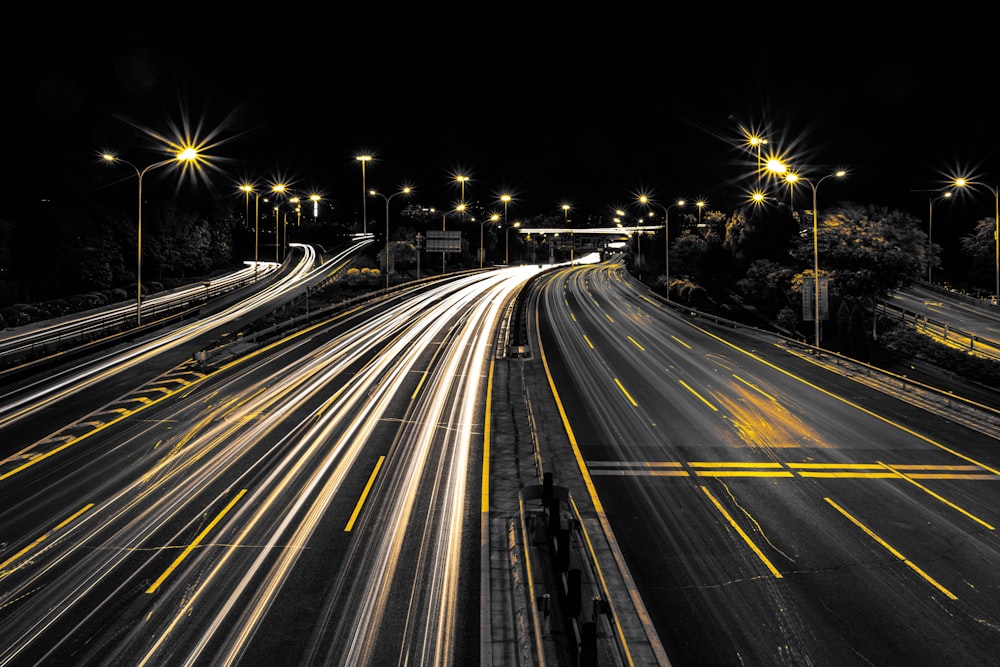 Autopista por la noche