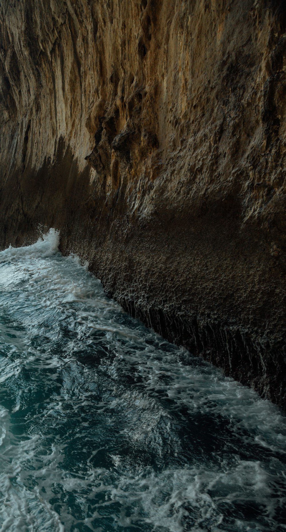 cliff near water close-up photography