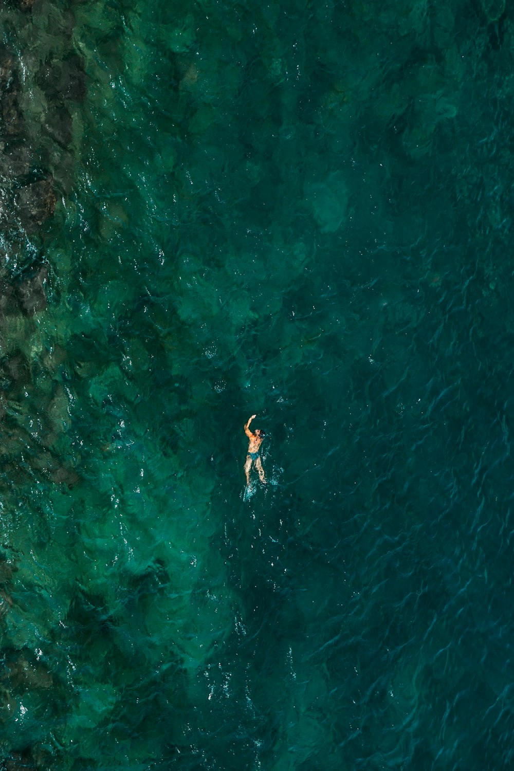 Fotografia a volo d'uccello della persona sullo specchio d'acqua