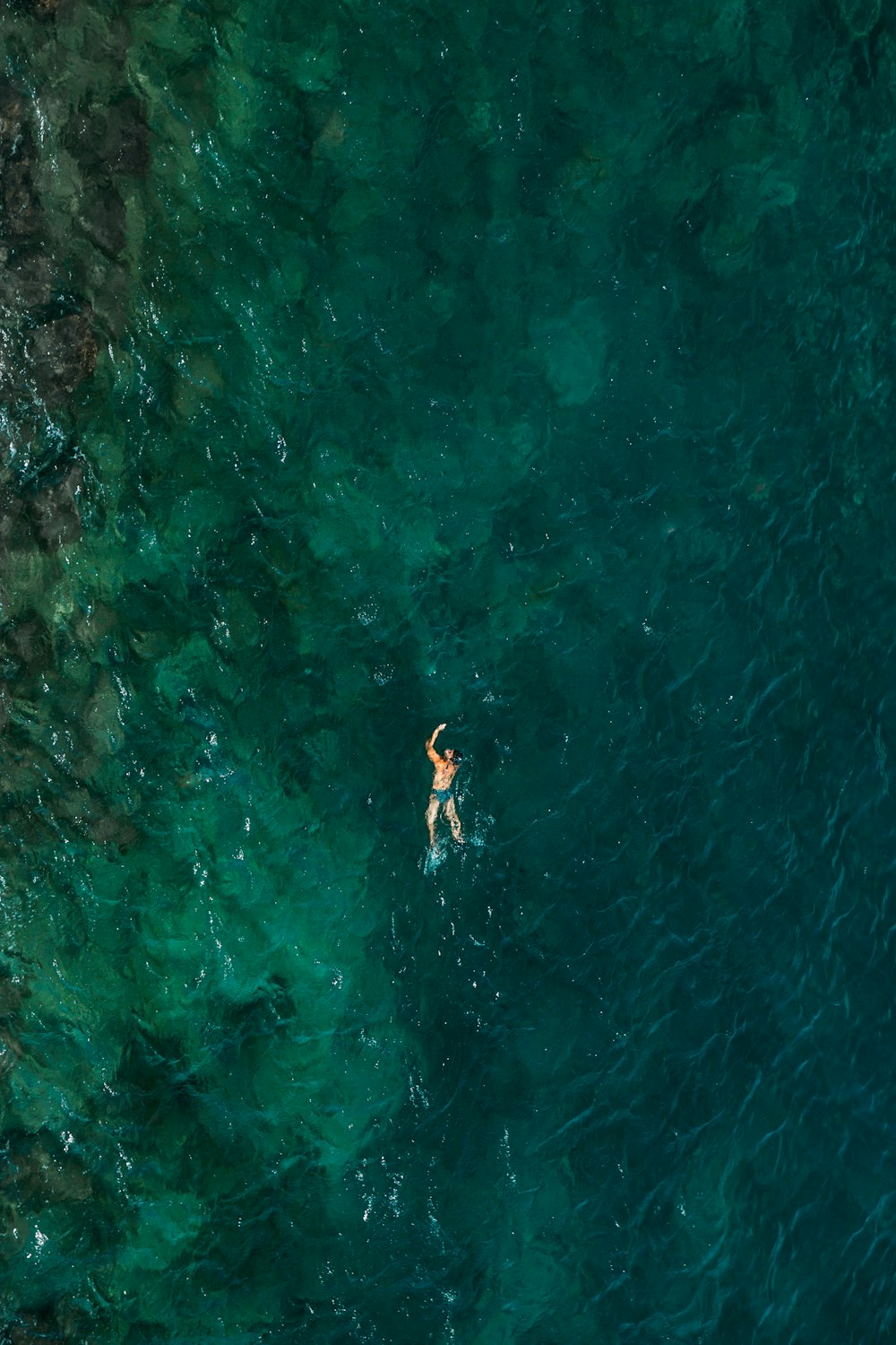 Vogelperspektivenfotografie einer Person auf einem Gewässer
